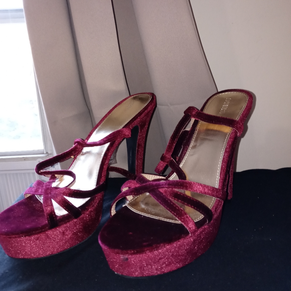 Heels - Picture 2 of 4